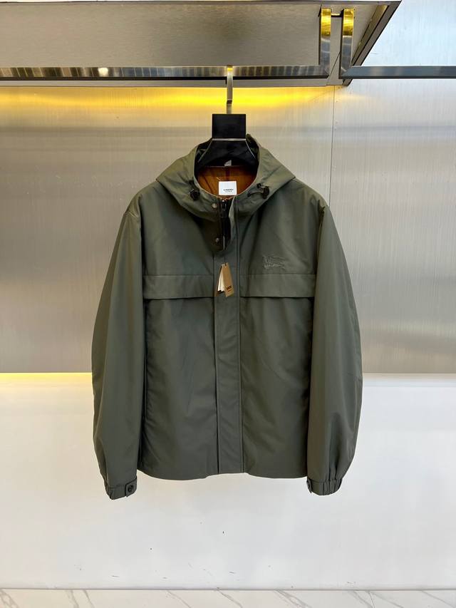 P420 Bur巴宝莉、2025S春季B家新款战马连帽夹克。最近比较火热的环保聚酯纤维记忆面料制作而成，高端户外运动休闲系列，非常火热运动风潮！Bur最新研发的