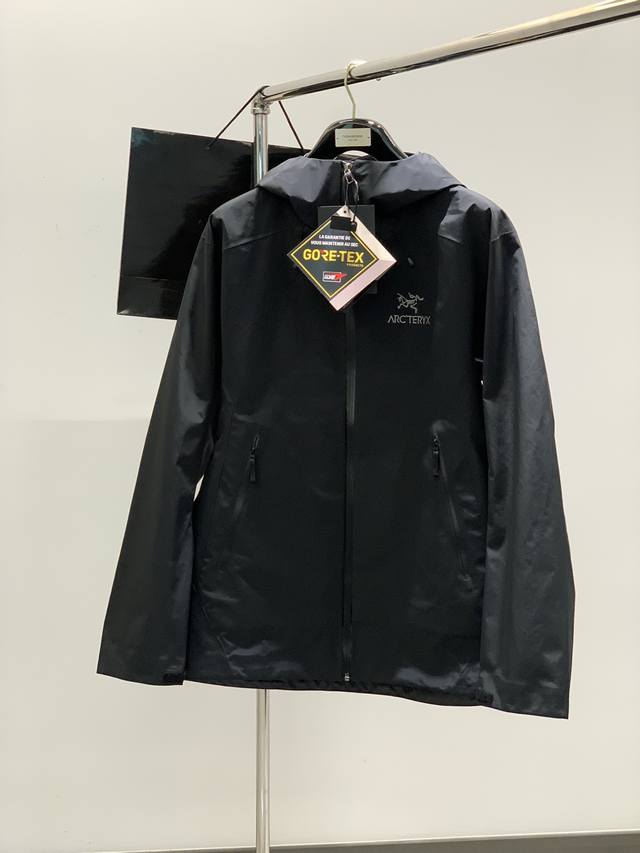 P530，Arcteryx 始祖鸟，2025春季Aw新品，时尚休闲连帽冲锋衣外套，专柜同步有售，原单狠货，进口原版面料，工艺极度复杂，视觉相当雅致时髦，高贵而优