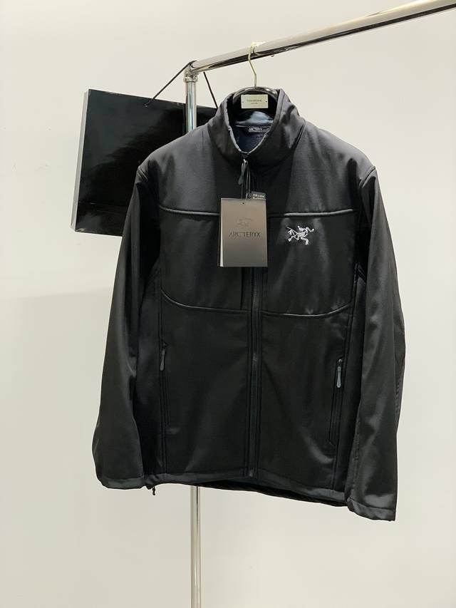颜色：黑色，浅卡其，深蓝，灰色 P440，Arcteryx 始祖鸟，2025春季Aw新品，时尚休闲绒外套，专柜同步有售，原单狠货，进口原版面料，工艺极度复杂，视