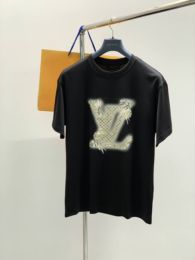 颜色：黑色，灰色，紫色 P290，Louisvuitton 路易威登，2025春夏最新款，专柜同步有售，原单狠货，时尚休闲圆领短袖T恤，上身很有特点！吸睛而有亮