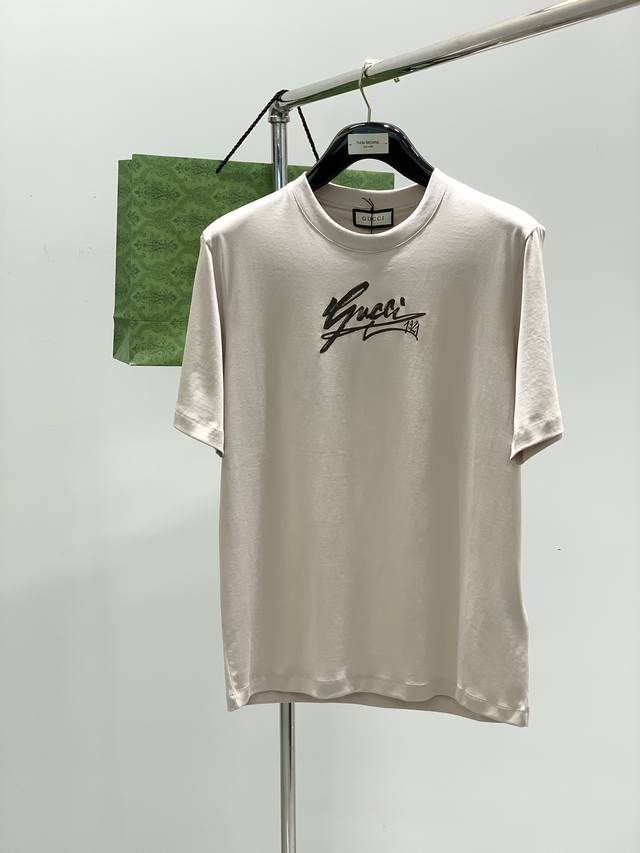 P160，Gucci 古驰，2025夏季最新款，专柜同步有售，原单狠货，时尚休闲圆领短袖T恤，上身很有特点！吸睛而有亮点，进口原版面料，顶级印花工艺字母图案装饰
