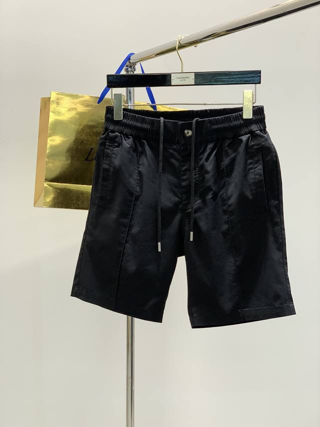 颜色：黑色，豆绿，灰色 P180，意大利神狮，时尚品牌，2025夏季新品，时尚休闲短裤，专柜同步有售，原单狠货，采用进口原版面料，独特设计，配色高雅高级，内里细