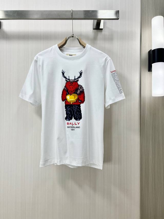 210。Bally 高定面料 2025春夏新品上市时尚经典圆领短袖时尚单品设计，更加时尚舒适，高标准定制，上身非常有型，胸前品牌经典Logo 图案 客供辅料，客