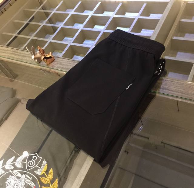 P250迪家2025春夏新款。代工厂P出品。松紧腰休闲裤 定制进口顶级精棉面料混纺。舒适度佳。上身毫无束缚感。高版型、上身显腿修长。绝对是不可多得的好货。尺码：