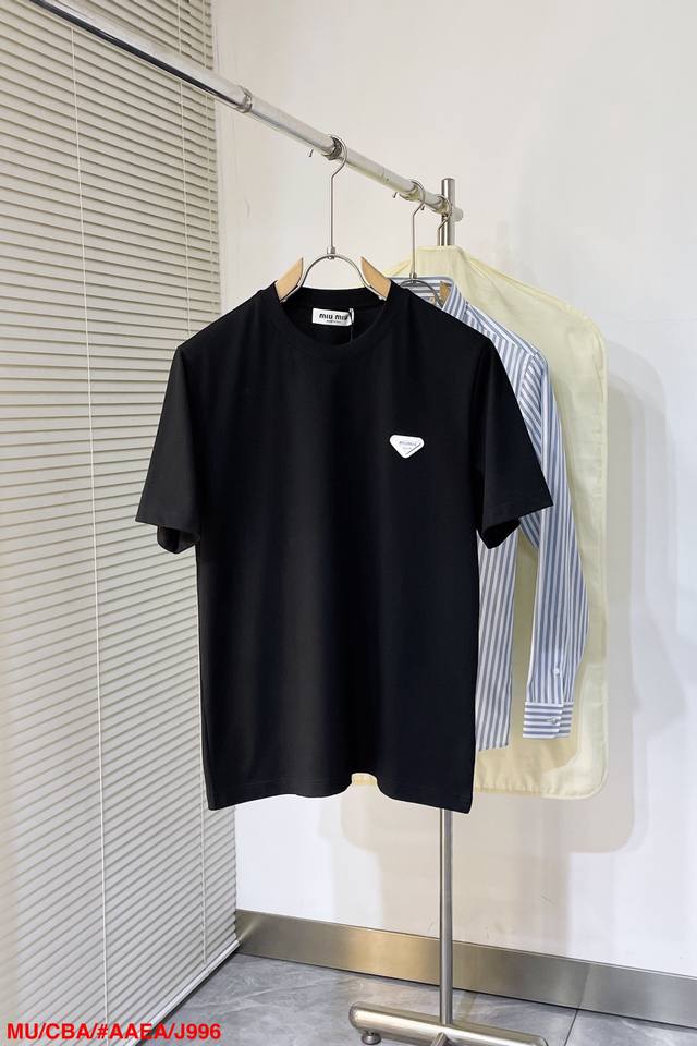 P200 J996 Mu缪缪 上新 25Ss 爆款短袖来袭 定制环保Logo 经典百搭 面料精选新疆长绒棉 尺码：S-Xl 三标齐全 隔天
