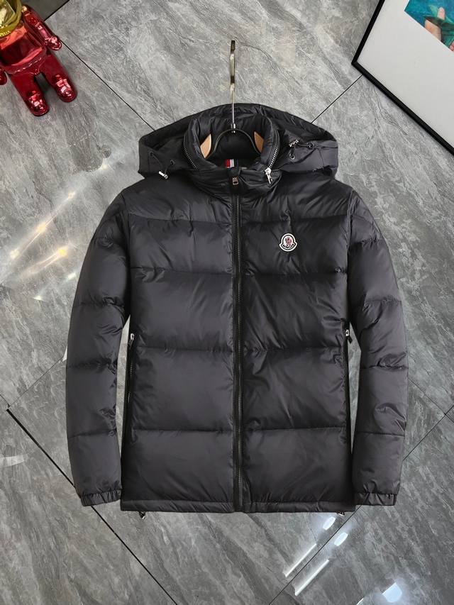 P740 蒙口Moncler 官网款新款羽绒服。这款号称羽绒服届最高端的，全部90绒的三标齐全带着经典的Logo组合搭配，第一眼看到就是满满的视觉冲击，保暖性能