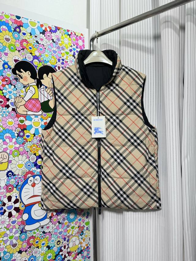 P440 格纹两面穿羽绒棉服马甲 双面两穿设计 独特性与实用性：这款背心采用双面两穿设计，一面是经典格纹，另一面则是点缀有品牌马术骑士徽标 Ekd 贴花的纯色设