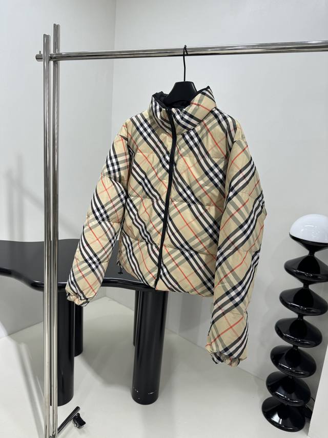 P570 *新品两面穿格纹尼龙羽绒棉服外套 选用轻盈尼龙面料打造 一面装饰格纹图案，另一面为点缀品牌马术骑士徽标 Ekd 贴花 两面穿款式 双向拉链开合 男女同