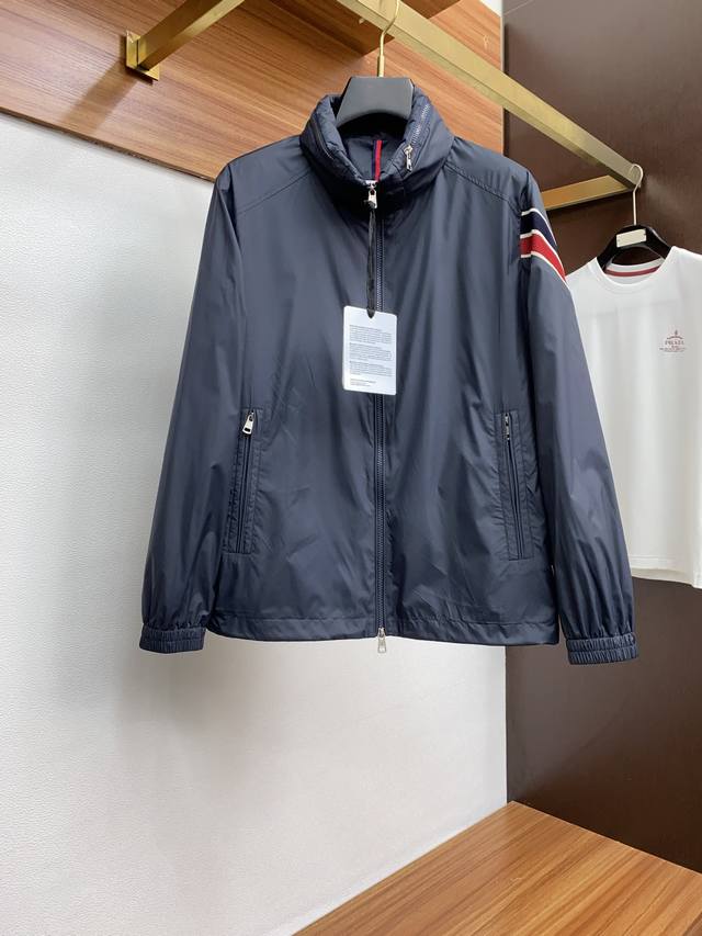 P430 蒙口 官网同款 2025Ss春季新款男士夹克外套，原单三标齐全高端版本 专柜定制面料 透气舒适度高，细节无可挑剔，品牌元素设计理念，体现高品质。手感细
