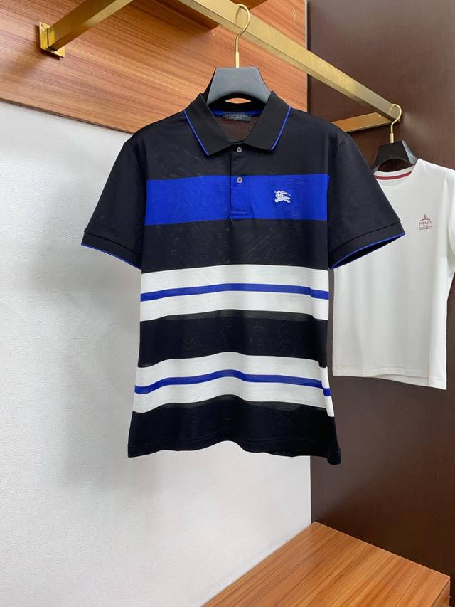 P210 巴宝莉 臻品定制系列的设计Polo衫确实独具匠心，展现了定制服装的精致与品味。定制材质，不仅触感柔软舒适，还具有良好的透气性和吸湿性，确保穿着者在任何