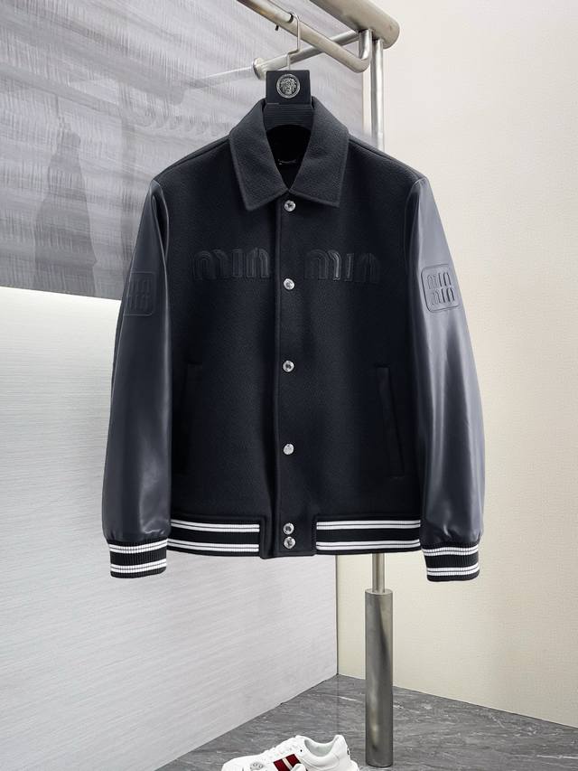 P400 Miumiu 缪缪 2025春季新款夹克外套，秀场新品品相非常完美，双面穿舒适保暖，三标齐全色泽饱满诱人，非常出彩的设计，轻松将时髦感进阶，做工极为考