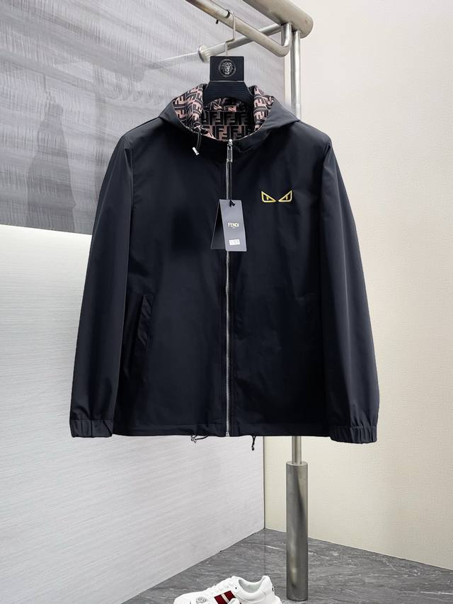 P350 芬迪 2025春季新款夹克外套，秀场新品品相非常完美，双面穿舒适保暖，三标齐全色泽饱满诱人，非常出彩的设计，轻松将时髦感进阶，做工极为考究严谨，走线工