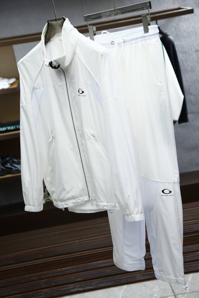 衣服 P390，裤子 P250、巴黎世家 25系列春夏新品 净色设计感双色运动套装 100%Nylon Pu结合弹力面料拼接，异材质带来舒适度与时尚感结合的拼贴