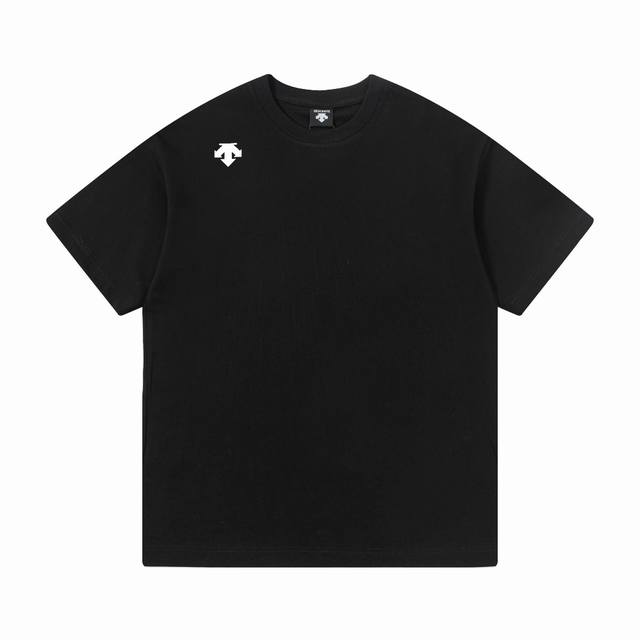 高版本 迪桑特 Descente 采用280G专用双纱厚重面料 采用进口康丽机直喷白癦印花工艺 宽松版型 男女同款 码数：1 2 3 4 颜色:黑色 白色