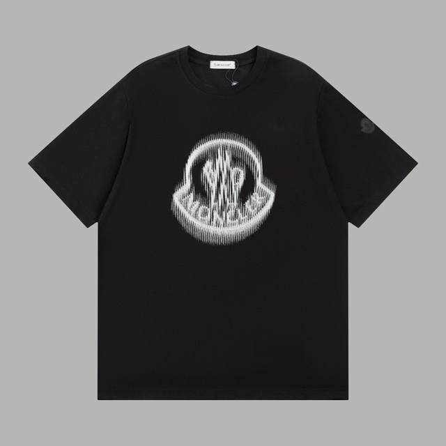 顶级版本 区别通货 款式：蒙口Moncler幻影渐变限定短袖 颜色：图片色 尺码：Xs-L 面料：300克双织纯棉 辅料：全套定制辅料 无性别区分 男女同款