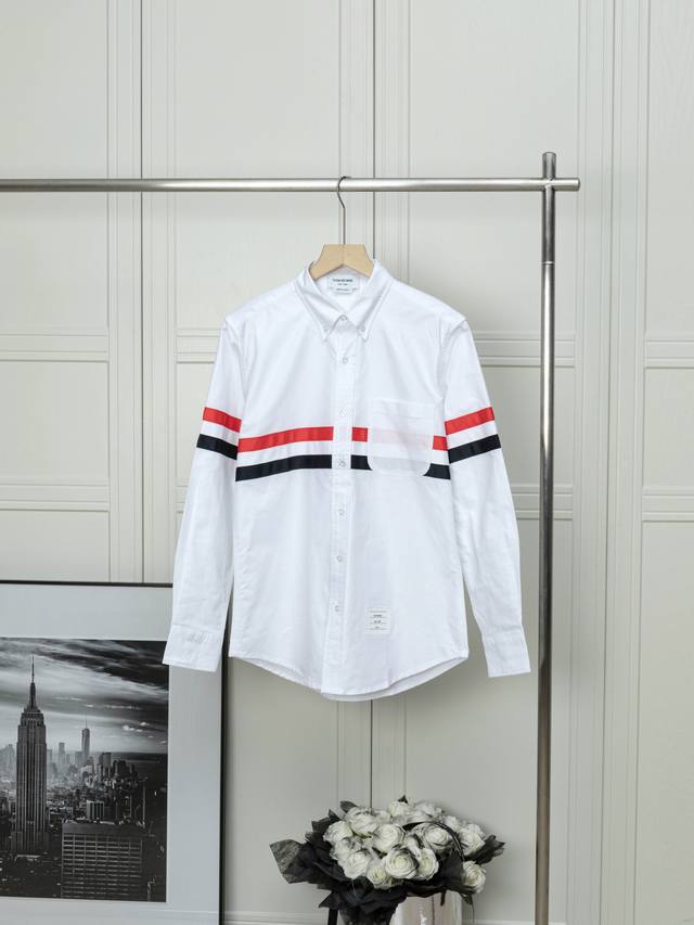 Tb新款前后围绕红白蓝织带长袖衬衫 新款 Thom Browne 汤姆布朗.Tb衬衫经典新款前后围绕红白蓝织带牛津纺长袖衬衣 意大利制造产地小标 面料采用定制牛