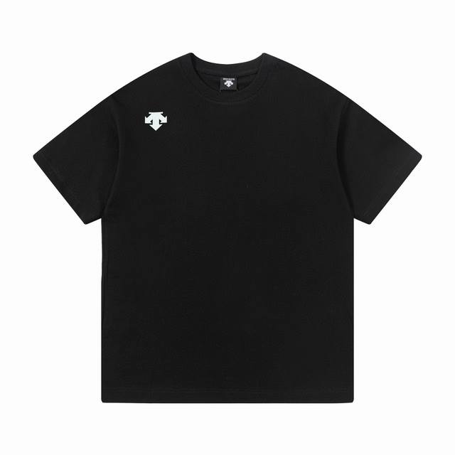 高版本 迪桑特 Descente 春夏系列 采用280G专用双纱厚重面料 采用进口康丽机直喷白癦印花工艺 宽松版型 男女同款 码数：1 2 3 4 颜色:黑色
