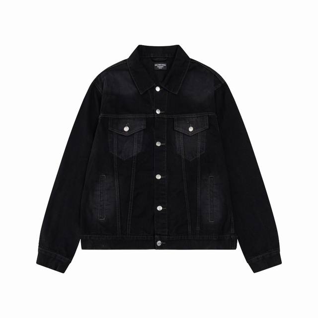 白底图 Balenciaga 国内顶级大厂出品 巴黎后背烫钻印花牛仔外套 原版开发细节一比一还远 三标齐全 五金刻字清晰 采用460克高端定制面料 洗水颜色效果