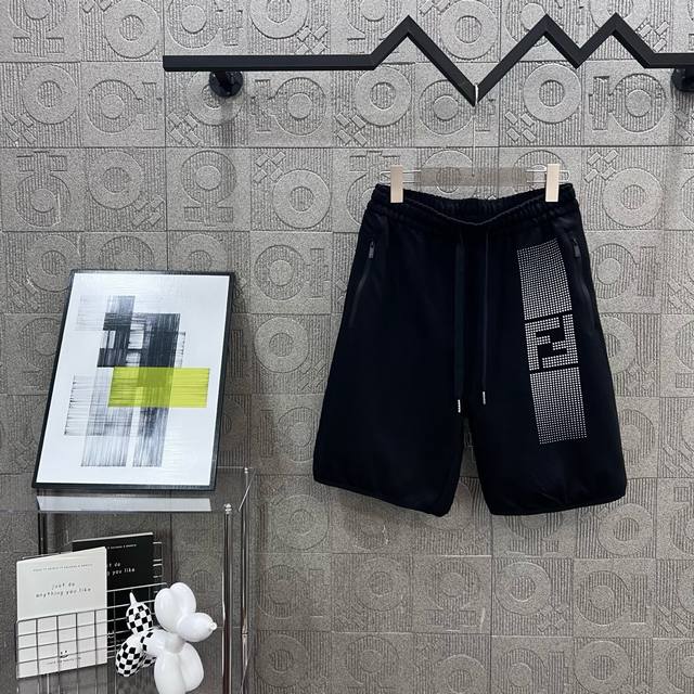 120 隔天到 Fendi 芬迪 双Ff印花 拉链口袋 2025Ss新款针织短裤，定制面料采用威化布织法，超高端针织工艺，版型紧致立体，定制裤绳五金质感强，顺滑