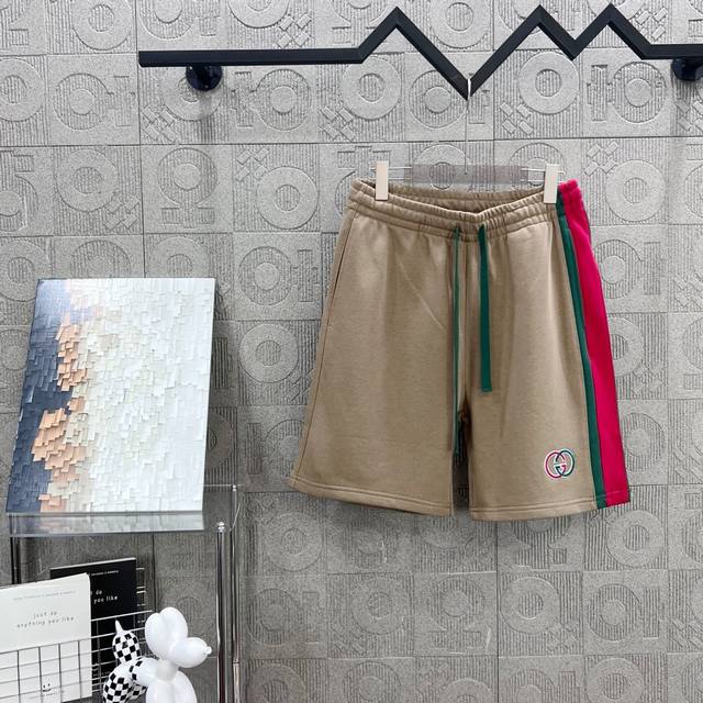 120 隔天到 Gucci 古驰 经典双G 直条色拼接 2025Ss新款针织短裤，定制面料采用威化布织法，超高端针织工艺，版型紧致立体，定制裤绳五金质感强，顺滑