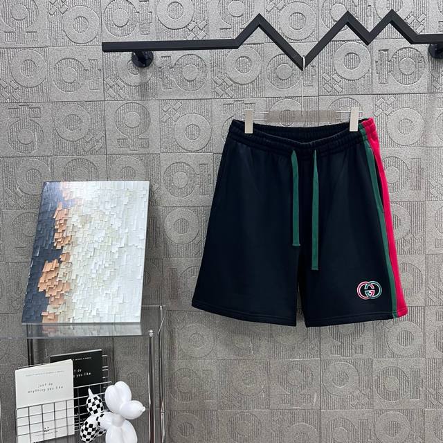 120 隔天到 Gucci 古驰 经典双G 直条色拼接 2025Ss新款针织短裤，定制面料采用威化布织法，超高端针织工艺，版型紧致立体，定制裤绳五金质感强，顺滑