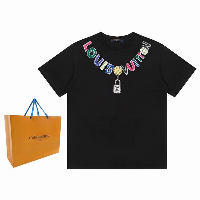 P80 Louisvuitton 路易家23Ss 领口Logo字母印花短袖 领口Logo字母印花工艺 采用260克双纱面料 高克重双纱罗纹面料厚实透气 质感柔软