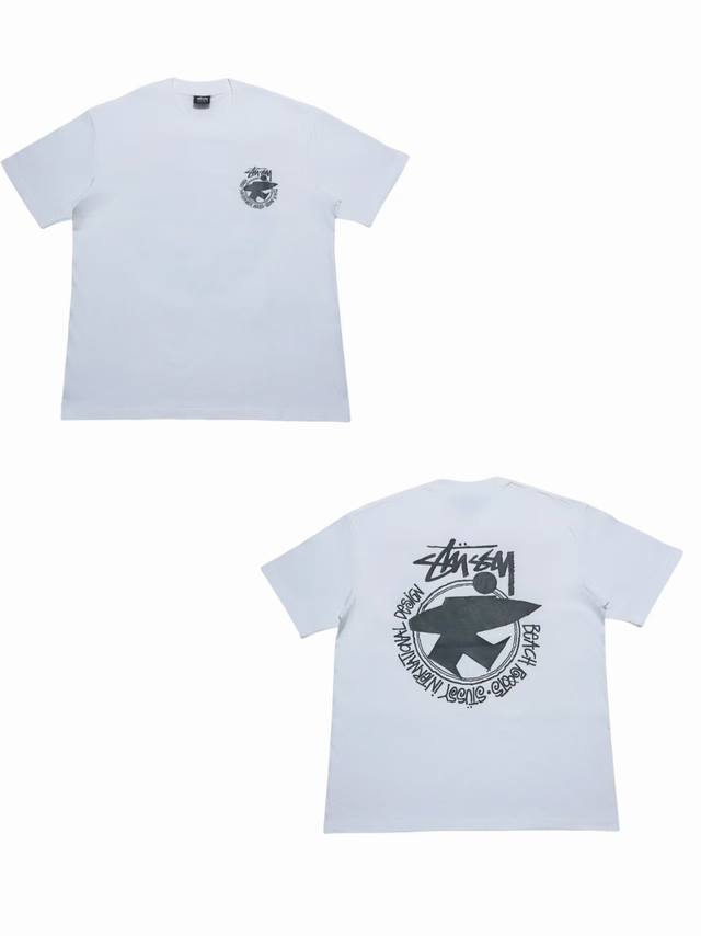 S250# P60 白底图 Stussy Ss22后背印花圆领短袖T恤 男女同款 采用圆筒无缝工艺 原版工艺 衣服侧面没有缝合骨位 鉴定重点 面料：全都订织定染