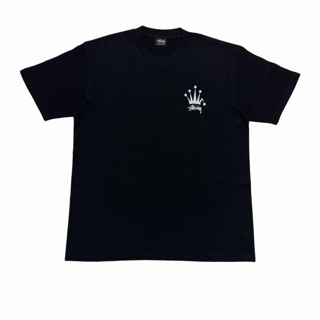S236# P60 白底图 Stussy 皇冠Logo印花短袖T恤 男女同款 采用圆筒无缝工艺 原版工艺 衣服侧面没有缝合骨位 鉴定重点 面料：全都订织定染，2