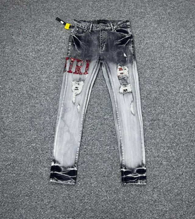P160 款号：H742 Amiri & 阿米日 25Ss 字母贴布刺绣爆款高街牛仔裤修身弹力水洗刀割破洞长裤 Amiri音译为埃米尔，是创始人的名字，Amir