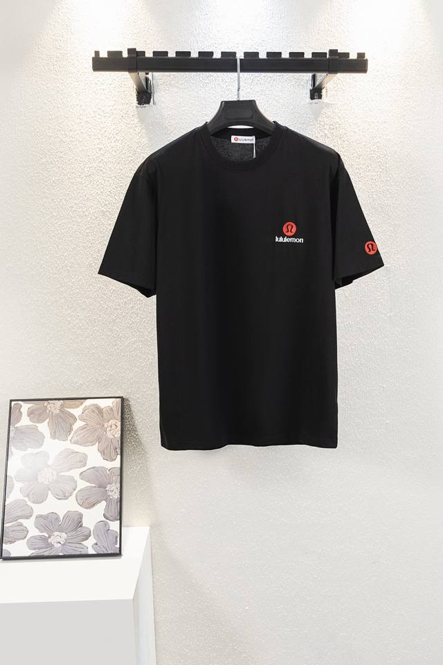 90 款号K8054 新款 2025Ss字母标识限定刺绣短袖男女款 露露今年太好看难以形容对它的喜爱 既有高级感又兼顾舒适度 按头安利～ 立体凸起Logo很高级