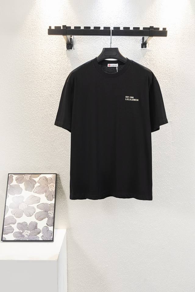 90 款号K8050 新款 2025Ss字母标识限定植绒立体短袖男女款 露露今年太好看难以形容对它的喜爱 既有高级感又兼顾舒适度 按头安利～ 立体凸起Logo很