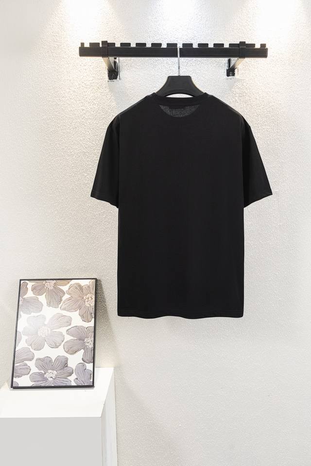 90 款号K8049 新款 2025Ss字母标识限定压胶立体短袖男女款 露露今年太好看难以形容对它的喜爱 既有高级感又兼顾舒适度 按头安利～ 立体凸起Logo很