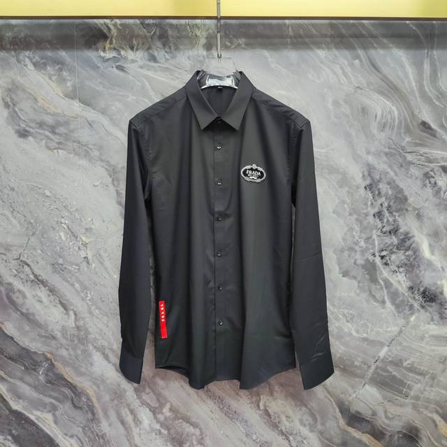 普拉达Prada 人工学立体裁剪，上身自然修身，纯棉竹纤维面料，工艺精致、大气。时尚感爆棚。诠释品牌前卫而时尚的衬衫潮流风格。高端大气上档次。 颜色：黑色、白色