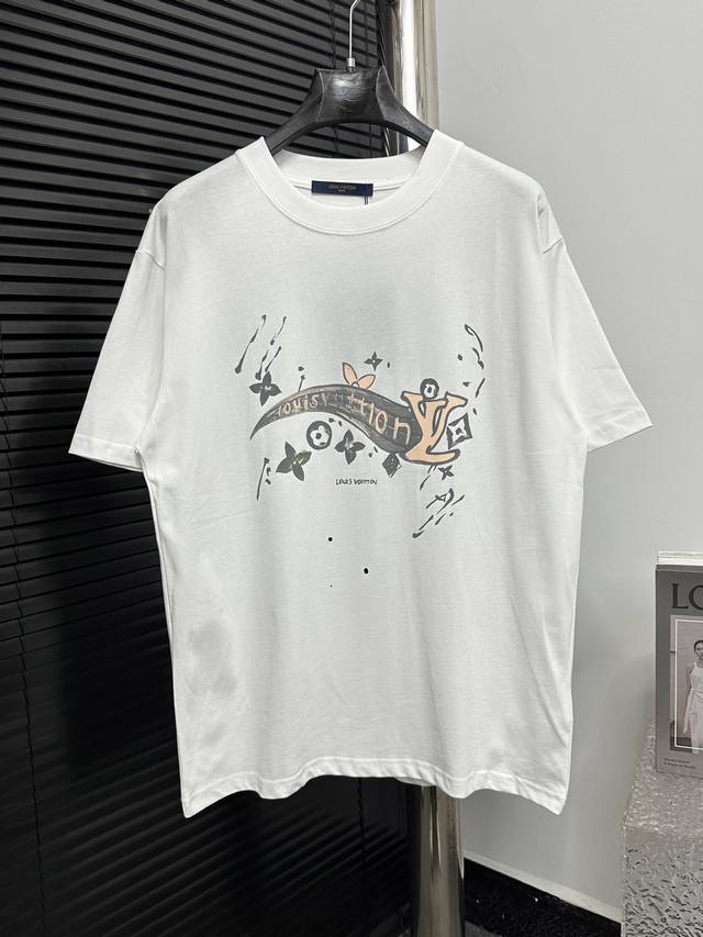 P100 Louis Vuitton 25Ss早春新款字母短袖 纯棉双纱汗布面料 同缸定染特种加粗32支双股1X1螺纹 轻奢主义 男女日常通勤穿搭必备单品 正确
