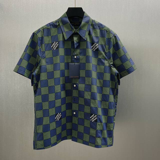 P290Lu撞色格纹字母衬衫 Size : S-Xl 撞色格纹”强调蓝绿搭配的视觉效果，“时尚字母”点出设计亮点，“休闲衬衫”说明风格定位。