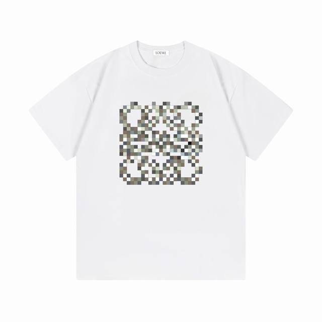 P110 隔天出 Loewe 罗意威 2025新款 马赛克字母Logo 男女同款 短袖T恤 定制300克100％双纱纯棉面料 定染32支双股螺纹 领标吊牌主唛三