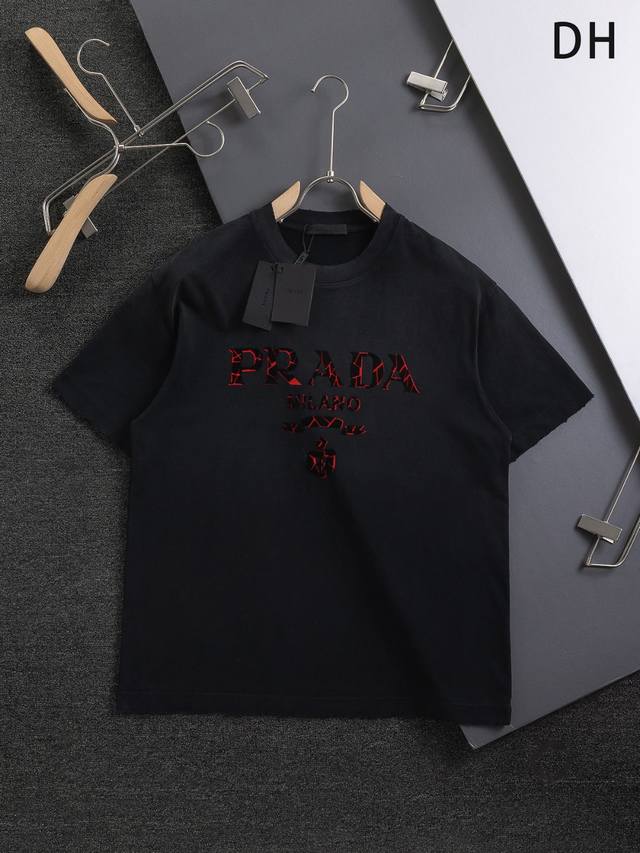 P120 Prada 普拉达 高版本 微宽版型S-Xl 25Ss春夏热卖新款 胸前经典水洗立体爆裂字母胶印Logo印花短袖T恤，这款T恤融运动风极简主义设计和精