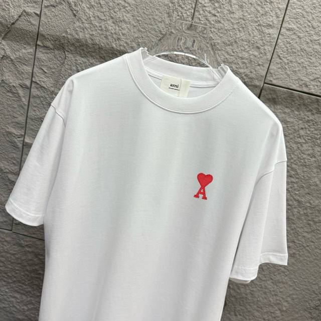 P110 Ami* 2025春夏新款 刺绣红色小爱心 定制双纱平纹纯棉面料 短袖T恤 男女同款 颜色：黑色 白色 浅蓝色 浅粉色 尺码： S 90-130斤 M