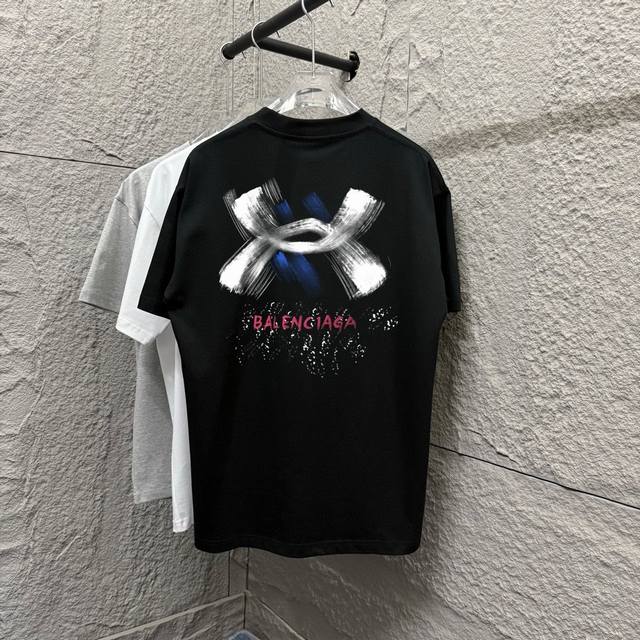 P110 Balenci*Ga 巴黎2025春夏新款 个性经典字母Logo 字母前后印花 定制双纱平纹纯棉面料 短袖T恤 男女同款 尺码： S 90-130斤