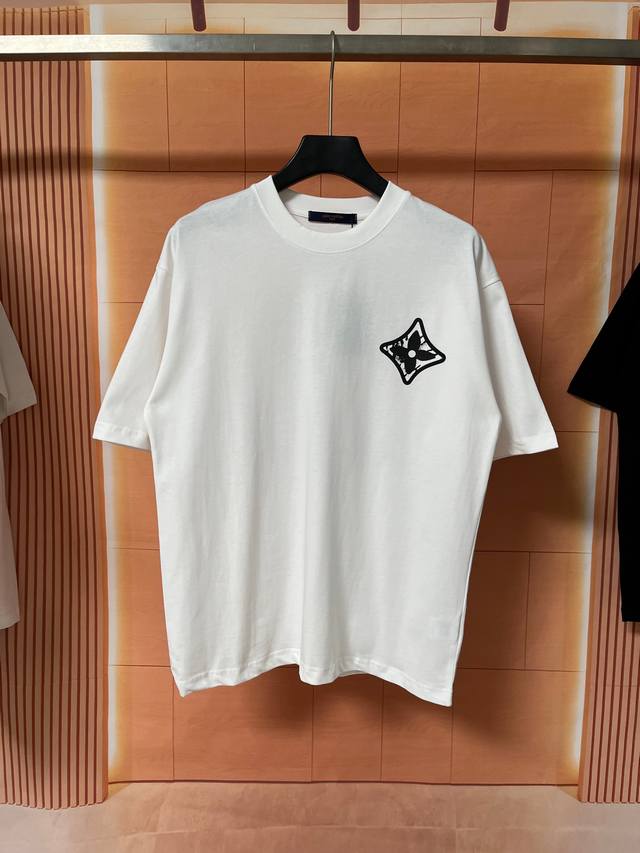 大货实拍图# P100 Louis Vuitton 路易威登 25Ss Lv经典Logo图案印花短袖T恤 面料：双纱260G纯棉 配套320G1*1螺纹领 工艺