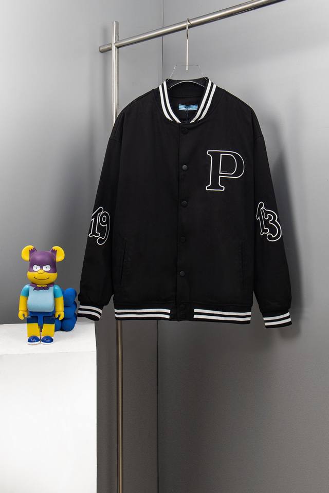 Pl1 P290 普拉达 2025Ss走秀款棒球服帆布外套夹克 订购原版开模 历时一个月终于出货了，简直太爱了 上身真的超级帅。抖音某博主讲今年普拉达 新出的会
