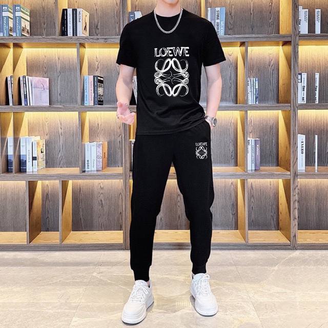 P240 Loewe罗意威 胖子福音 2025官网同款.世界知名奢侈品牌.夏季男士 双丝光 高品质货套装 采用进口原单面料 ，当季时尚潮流款，百搭爆款。简洁大方