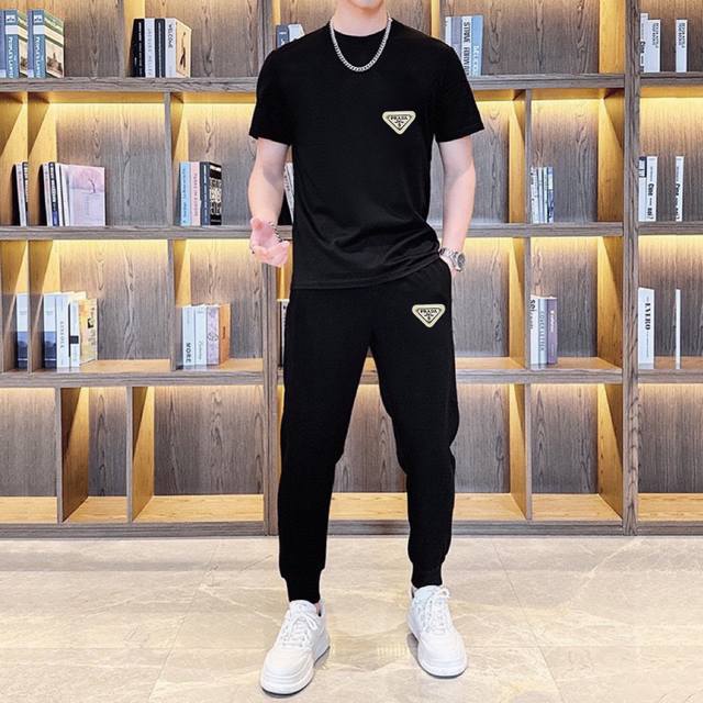 P240 Prada普拉达 胖子福音 2025官网同款.世界知名奢侈品牌.夏季男士 双丝光 高品质货套装 采用进口原单面料 ，当季时尚潮流款，百搭爆款。简洁大方