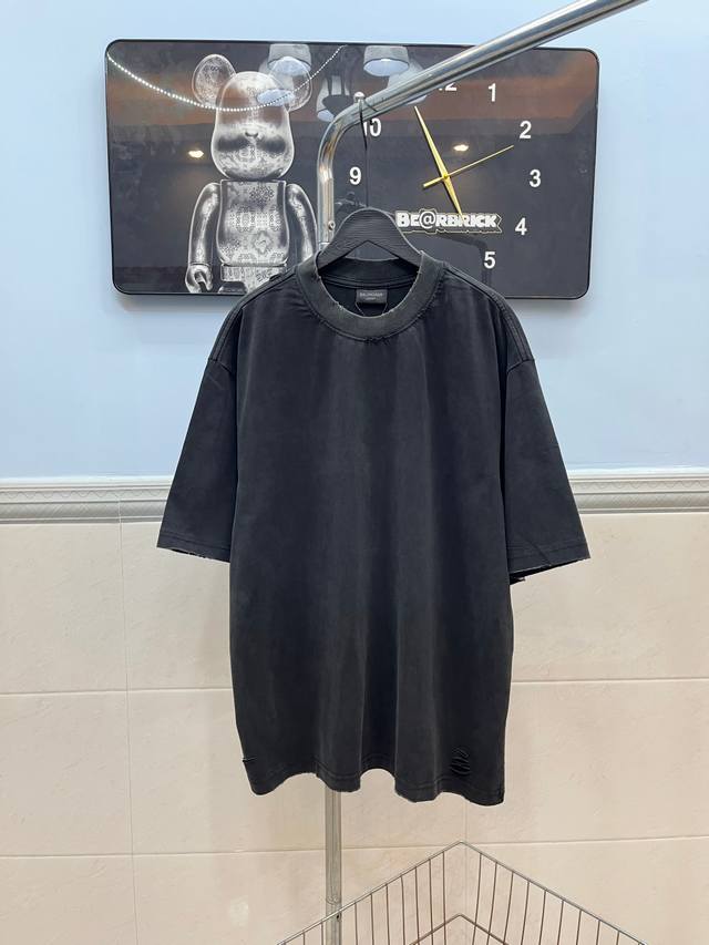 P130 款号105 Balenciaga 2025Ss巴黎世家新款字母胶带印花做旧水洗破洞男女纯棉宽松短袖T恤 采用300G定织定染双纱面料 柔软舒适 正确进