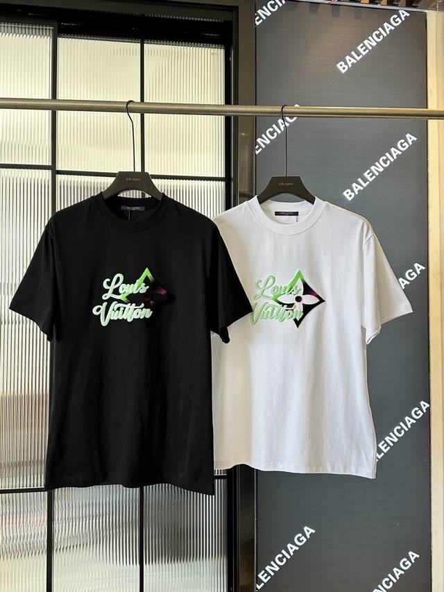 P130 顶级版本 区别通货 Lv路易威登 新款Logo标识精致大牙刷绣渐变字母圆领短袖 八十年代复古感 - : - 颜色：黑色 白色 原版面料 官方同款 圆领