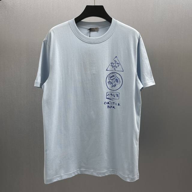 P140Cd 梦幻小屋与灵动树影短T Size : S-Xl 这款丅恤展示来自本季 Dior And Hylton Nel 联名系列的标志。采用白色棉质平纹针织