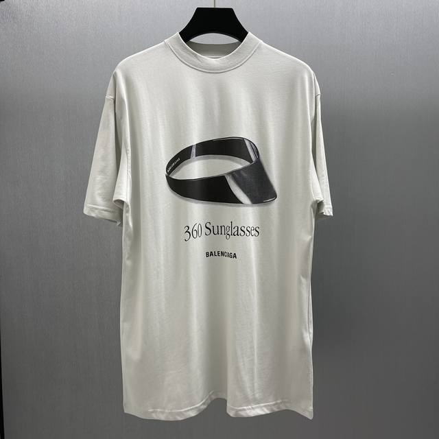 P140B家360太阳镜印花T恤 Size : S-Xl 此款白色T恤来自巴黎世家，印有独特的360太阳镜图案，搭配品牌标识，简约又极具辨识度，宽松版型舒适百搭