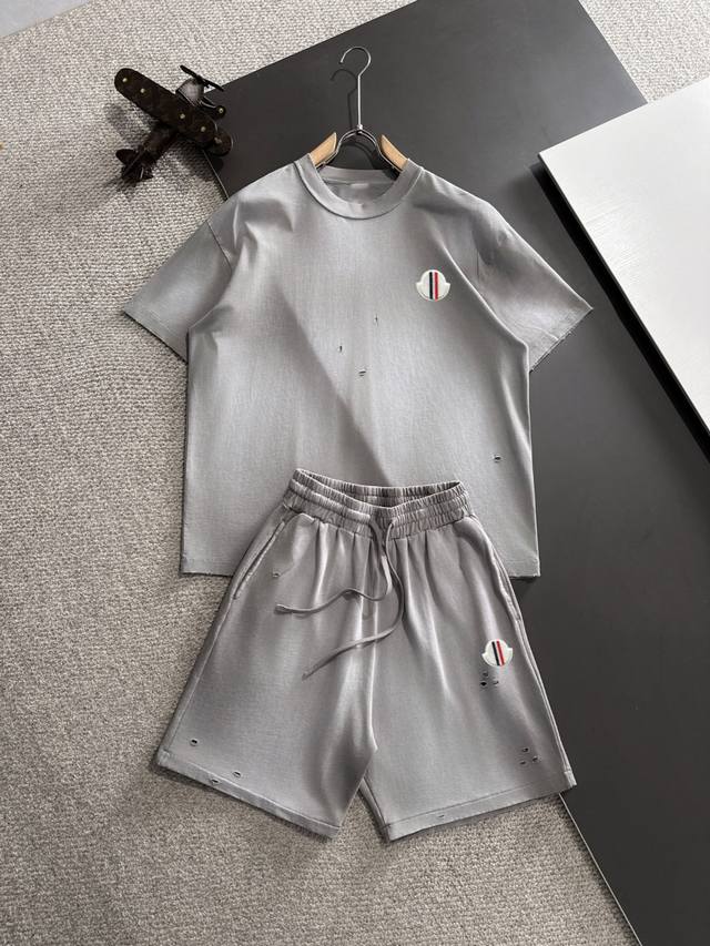隔天出货 P300 Moncler蒙口 高端定制 2025春夏新款松紧带休闲重工水洗套装，蜡染牛肚吸汗透气，专柜定制面料 透气舒适度高，细节无可挑剔，品牌元素设
