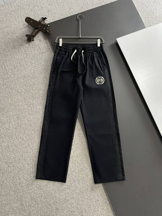 隔天出货 P230 Gucci 2025春夏新款松紧带休闲裤，薄款专柜定制面料 透气舒适度高，细节无可挑剔，品牌元素设计理念，体现高品质。手感细腻柔软！呈现休闲