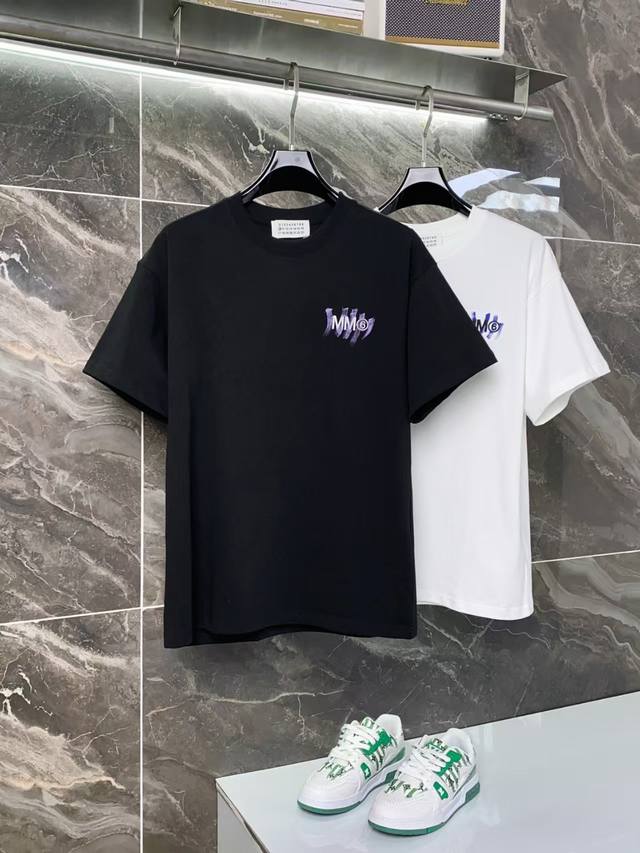 P110 25Ss 马吉拉手工喷画 字母绣花 Logo精致刺绣灵感源自八十年代复古 原版面料 官方同款 短袖T恤 定制310克同缸染面料 手感非常舒服 春夏最新